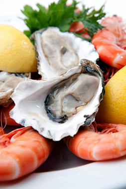  Fresh oysters and steamed shrimp